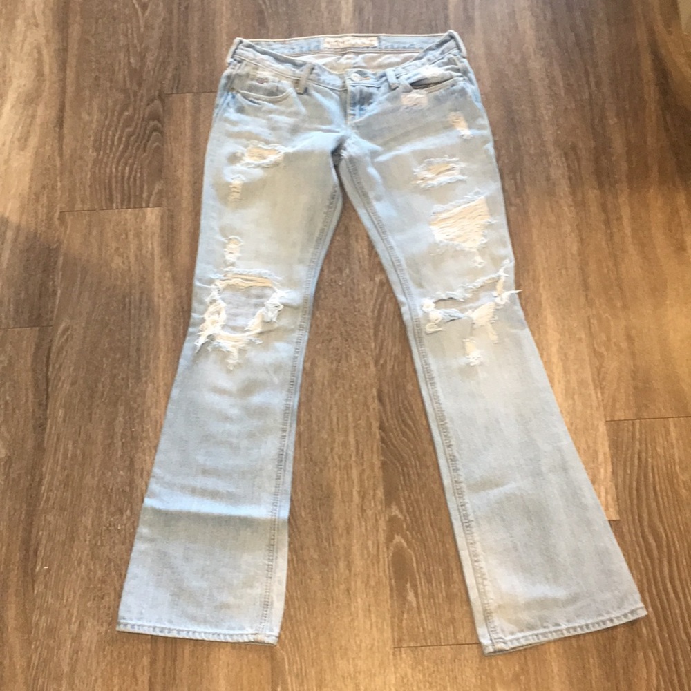 Hollister Bootcut size 0 short Destroyed Jeans
